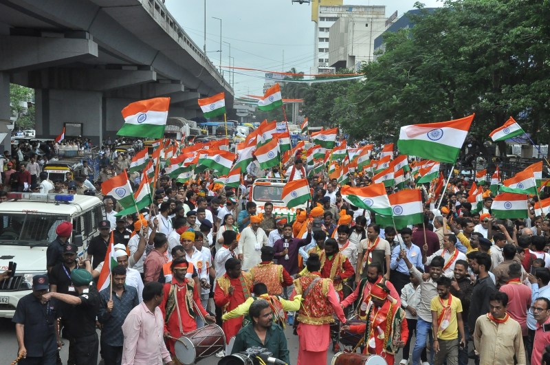 SURAT KAPDA MANDI: तिरंगा हुआ रिंग रोड का कपड़ा बाजार