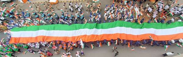 तिरंगे के रंग में रंगा राजकोट, 100 फीट लंबे झंडे ने किया आकर्षित