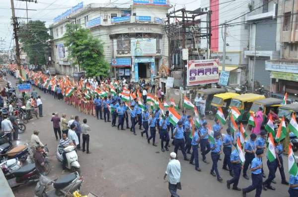 तिरंगे के रंग में रंगा राजकोट, 100 फीट लंबे झंडे ने किया आकर्षित