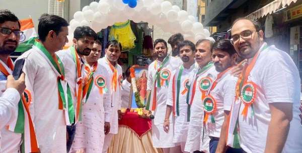 व्यापारियों  ने स्वतंत्रता दिवस पर ध्वजारोहण किया