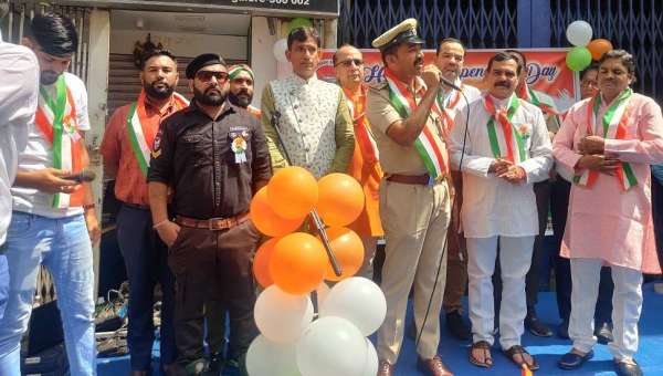 ध्वजारोहण व अन्नदान किया