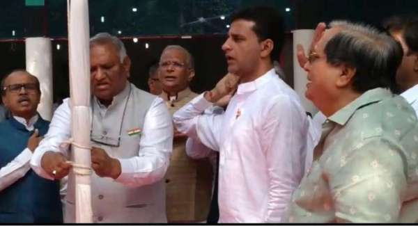 हीराबाग में ध्वजारोहण