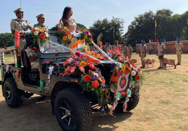 डीआरएम ने फहराया तिरंगा 