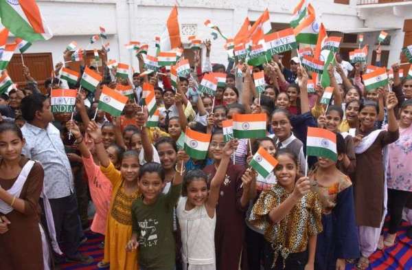 Tiranga Yatra taken out in the city, the residents showered flowers