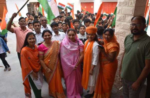 Tiranga Yatra taken out in the city, the residents showered flowers