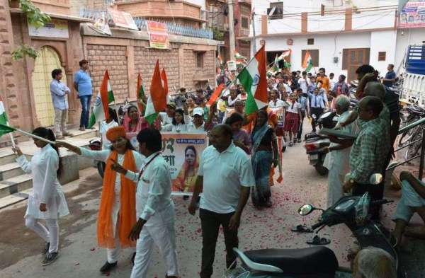 Tiranga Yatra taken out in the city, the residents showered flowers