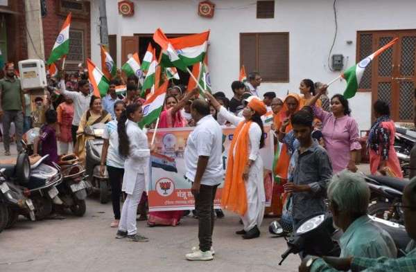 Tiranga Yatra taken out in the city, the residents showered flowers