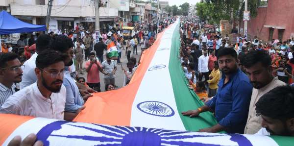 स्वतंत्रता दिवस के उपलक्ष में निकाली गई तिरंगा यात्रा,  1 किलोमीटर लंबा तिरंगा रहा आकर्षण का केंद्र 