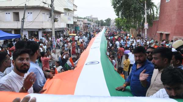 स्वतंत्रता दिवस के उपलक्ष में निकाली गई तिरंगा यात्रा,  1 किलोमीटर लंबा तिरंगा रहा आकर्षण का केंद्र 
