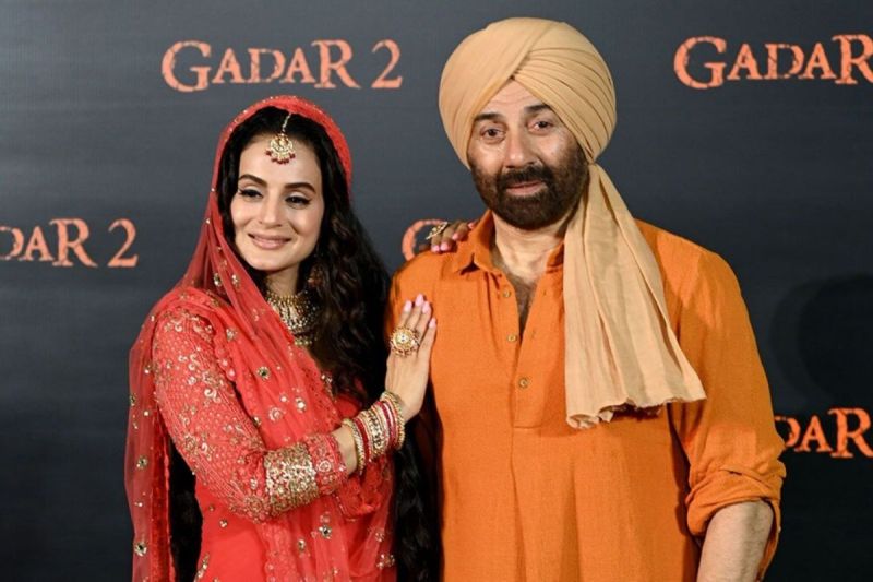 sunny_deol_with_ameesha_patel_gadar_2.jpg