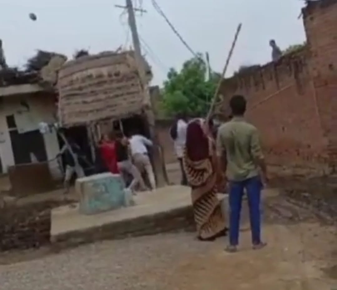 पीपरीपूठ में दो गुटों में लाठियां चलीं, वीडियो वायरल