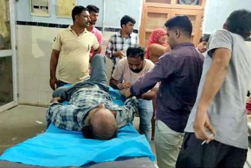 पशु को बचाने के प्रयास में कैंपर पलटी, 5 सवार गंभीर घायल