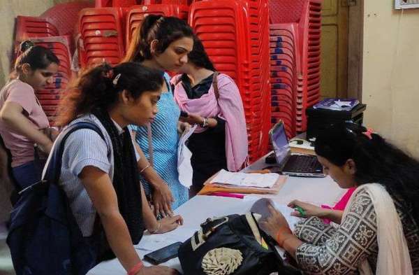 खूब बहाया पसीना, लेकिन नहीं मिला स्मार्ट फोन