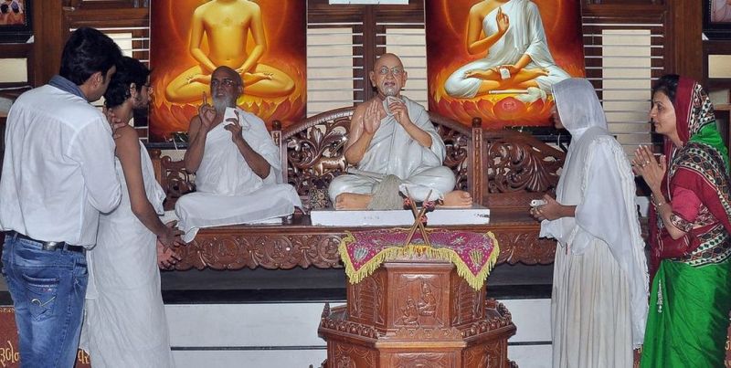 SURAT SPECIAL NEWS: पुत्र-पुत्री के बाद सूरत में माता-पिता को भी भाया संयम मार्ग