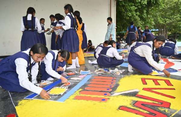 चुनावी पाठशाला का आयोजन कलेक्टर एवं जिला निर्वाचन अधिकारी रायपुर द्वारा आयोजित किया गया था। इस अवसर पर विद्यालय के प्राचार्य डॉ विजय खंडेलवाल, उप प्राचार्य डॉ हितेश दिवान सहित अन्य शिक्षकगण उपिस्थत थे।