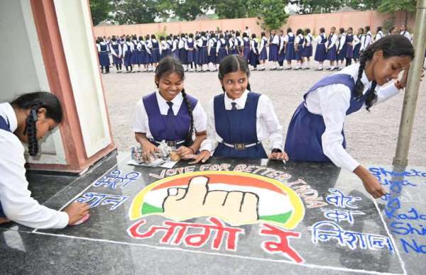  गुरुवार की दोपहर में परिसर में छात्राओं ने मानव श्रृंखला बनाकर नागरिकों को 100 प्रतिशत मतदान करने की अपील की है।