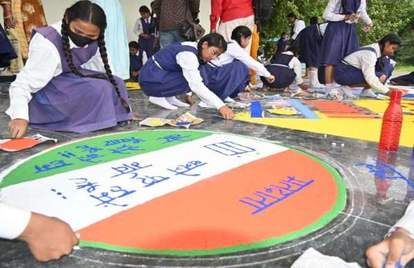 रंगोली में भी मतदान करने की जागरुकता का संदेश दिखाई दिया।