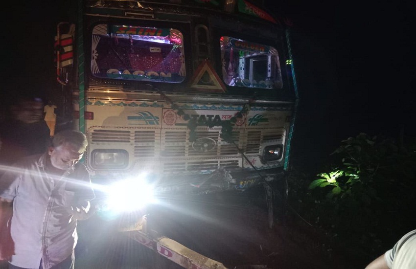 Accident in Dhamtari Mother-son killed in truck-car collision