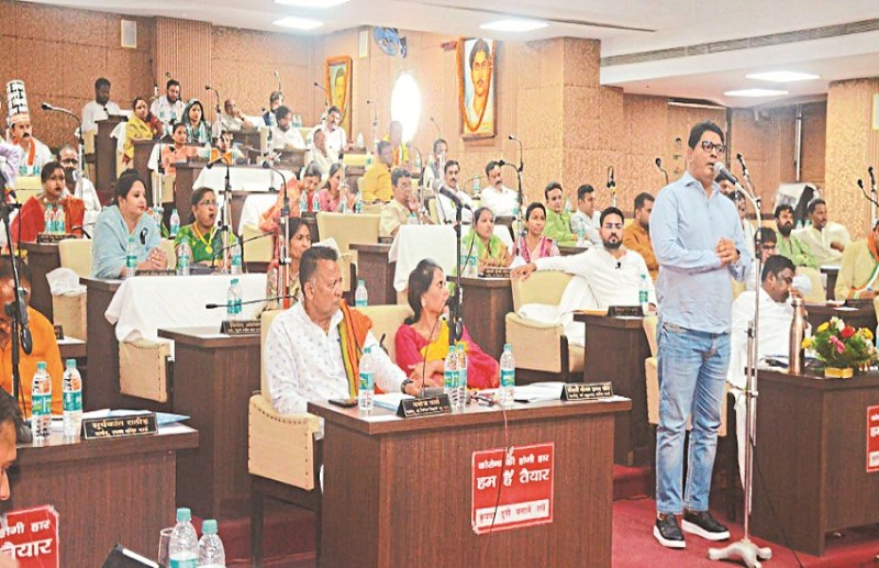 The opposition councilor created a ruckus in the House on the pits of the roads.