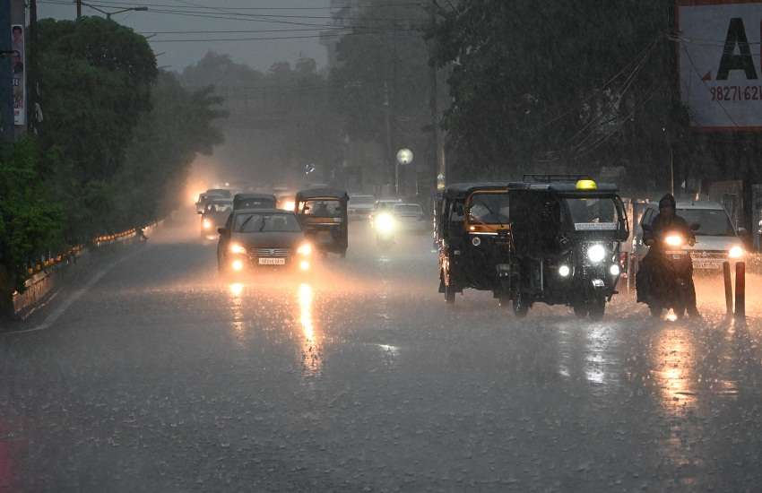 भारी बारिश से नमस्ते चौक की सड़कों में भरा पानी 