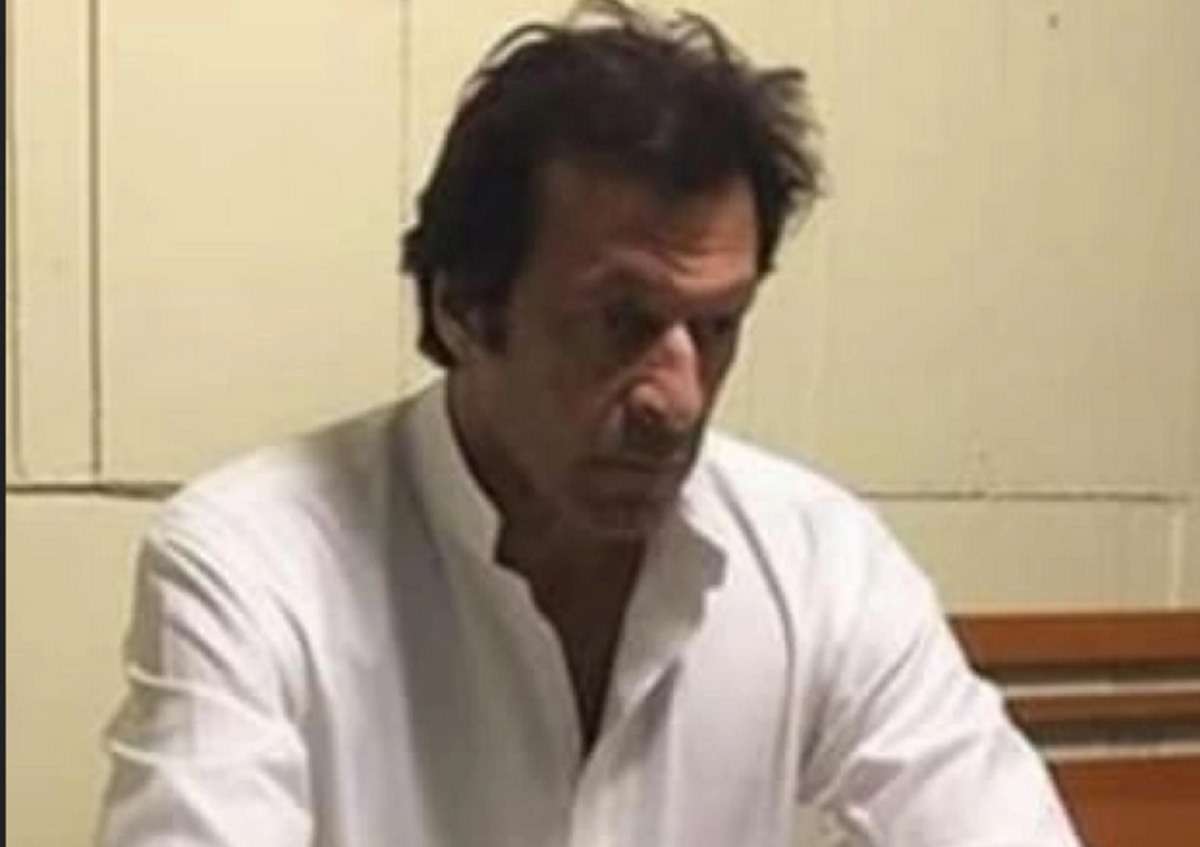 imran_khan_sitting_in_attock_jail.jpg