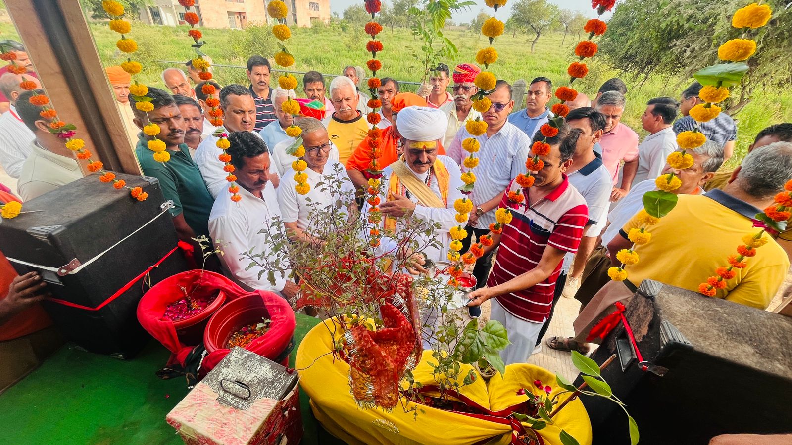 पर्यावरण जनचेतना यात्रा : राजाराम आश्रम में लगाए पौधे, संतों का लिया आशीर्वाद