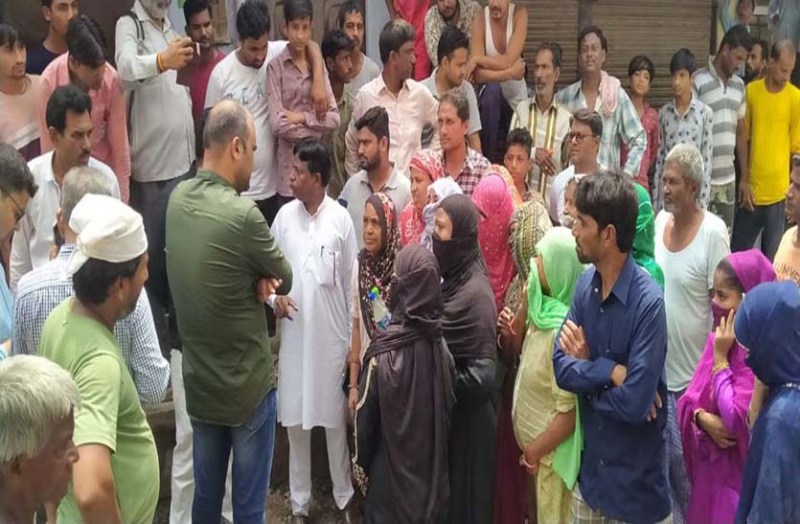 6 माह से खुदी सडक़: अधिकारी पहुंचे तो झेलनी पड़ी नाराजगी