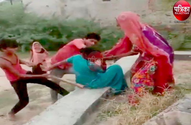 पड़ौस की महिलाओं को दो भाईयों ने लाठियों से जमकर पीटा, Video Viral