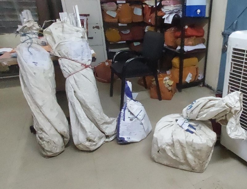 तार फेंसिंग काटकर, ताला तोडक़र स्कूल से पारदी महिलाओं, नाबालिग लड़कियों ने चुराया सामान