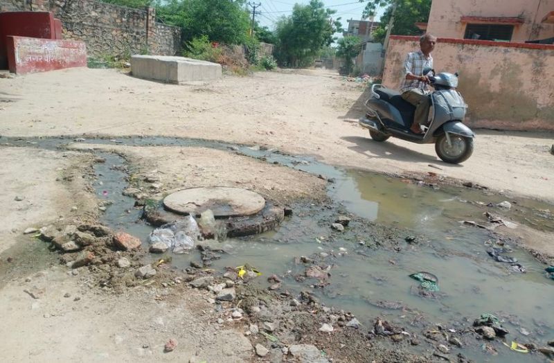 sewerage system: करोड़ों रुपए खर्च कर मोल ली परेशानी