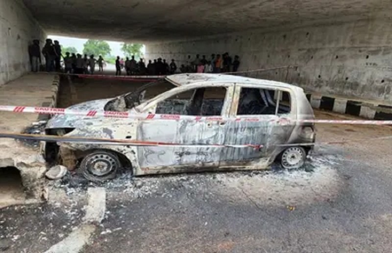 आधी रात में हुआ हादसा..कार समेत ट्रांसपोर्टर जलकर खाक, इस हाल में मिली थी लाश