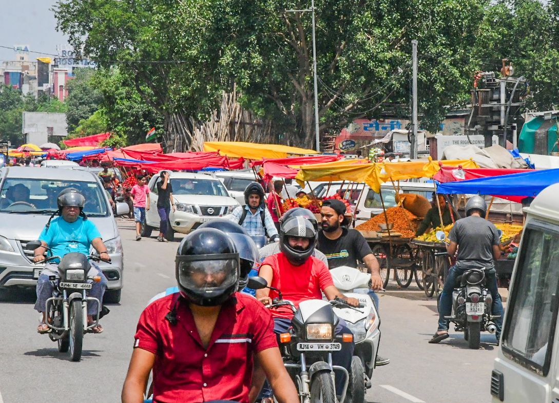 सड़क पर ठेलों का राज...जनता परेशान, जिम्मेदार चुप