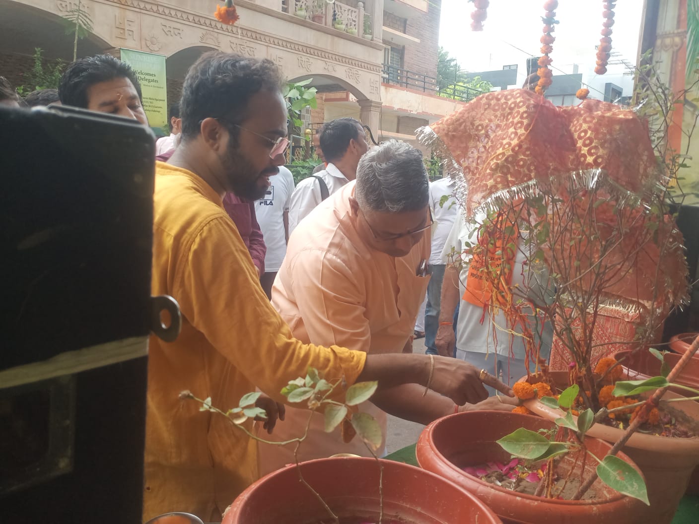 ‘पौधे लगाएं...सार-संभाल करें, ताकि पर्यावरण संकट से बचें’