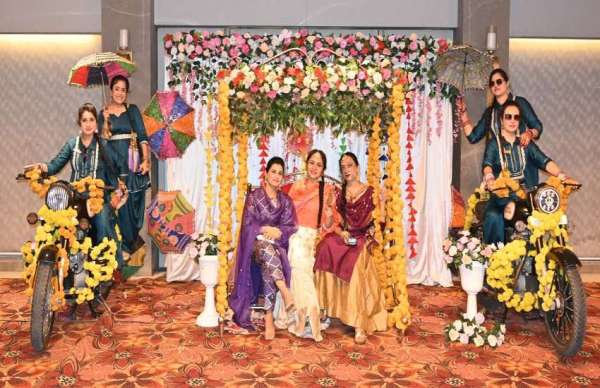  सावन की थीम पर शानदार परिसर के हॉल को सजाया गया था।