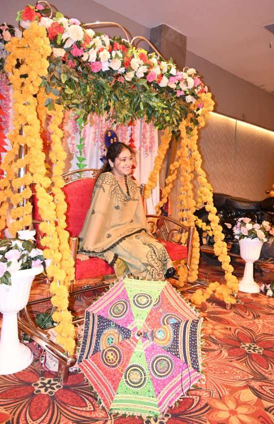 कार्यक्रम को यादगार बनाने के लिए बूलेट और झूले पर बैठकर महिलाओं ने फोटो भी शूट करवाया । 