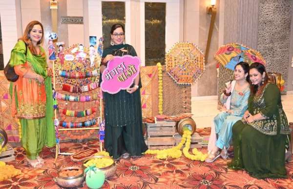 कार्यक्रम को यादगार बनाने के लिए बूलेट और झूले पर बैठकर महिलाओं ने फोटो भी शूट करवाया । 