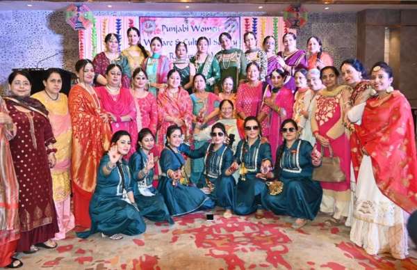  सावन क्वीन, लक्की ड्रॉ, हॉउजी के अलावा अन्य गेम का आंनद महिलाओं ने लिया। 