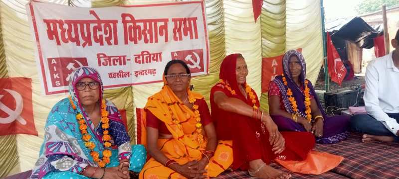 समस्याओं को लेकर क्रमिक भूख हड़ताल पर बैठी महिलाएं