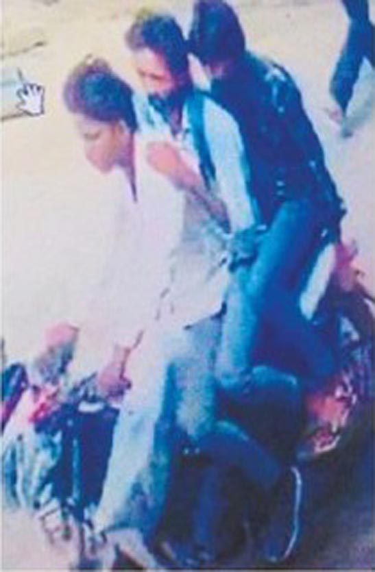 VIDEO: राजस्थान में यहां पिस्टल दिखाकर ज्वैलरी की दुकान से लूटे गहने, आक्रोश में व्यापारियों ने बाजार किया बंद