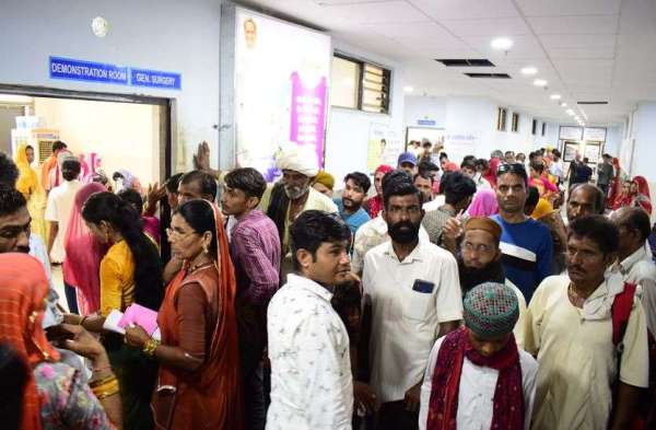 कतार...अस्पताल में घंटों तक करते इंतजार...सैकड़ों नहीं हजारों बीमार