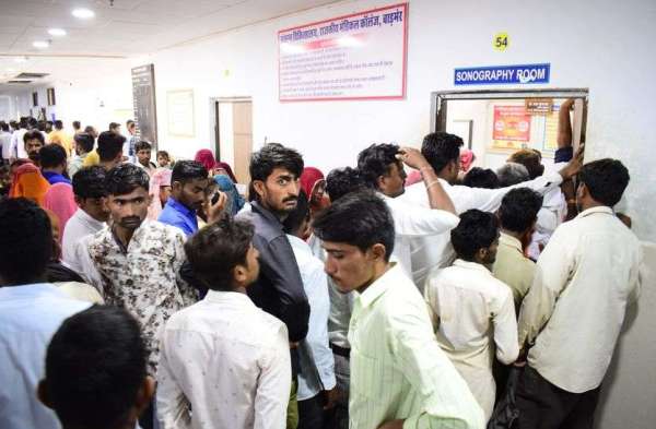 कतार...अस्पताल में घंटों तक करते इंतजार...सैकड़ों नहीं हजारों बीमार