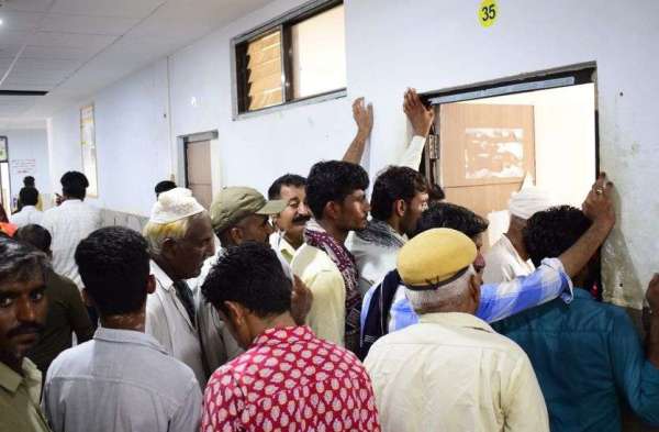 कतार...अस्पताल में घंटों तक करते इंतजार...सैकड़ों नहीं हजारों बीमार