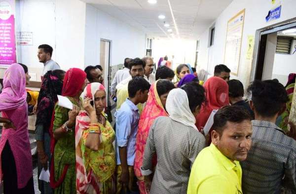 कतार...अस्पताल में घंटों तक करते इंतजार...सैकड़ों नहीं हजारों बीमार