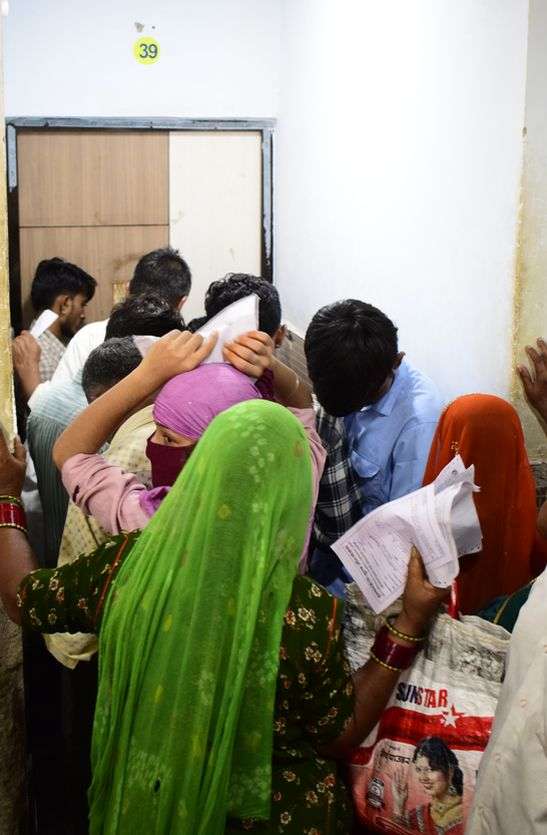 कतार...अस्पताल में घंटों तक करते इंतजार...सैकड़ों नहीं हजारों बीमार