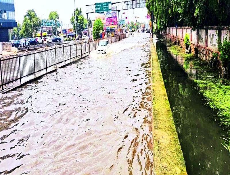 इधर, अधिकारी रात को जलभराव रोकने के लिए करते रहे मंत्रणा, उधर स्कूल की दीवार तोड़ी