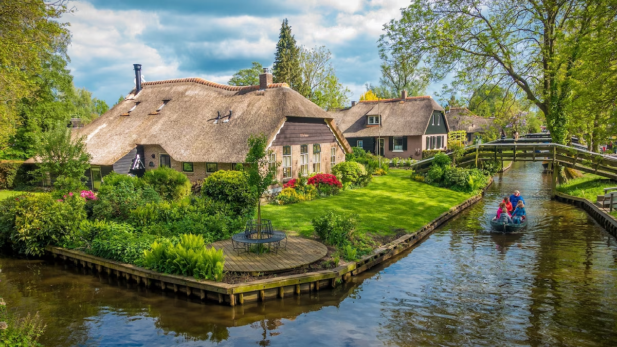 unique_village_giethoorn_of_netherlands_there_is_no_need_of_roads_to_come_here.png