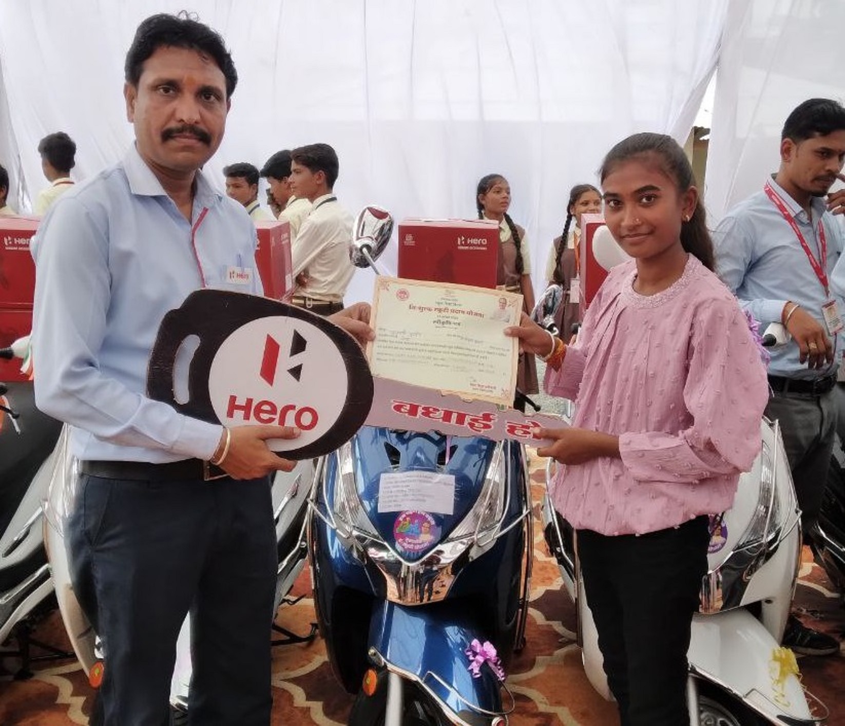 किसी ने 16 हजार तो किसी ने 9500 रुपए मिलाकर ली मनपसंद स्कूटी