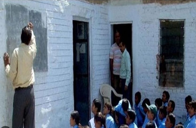 50 विधायक उतरे तृतीय श्रेणी शिक्षकों के तबादलों के समर्थन में, दबाव में सरकार