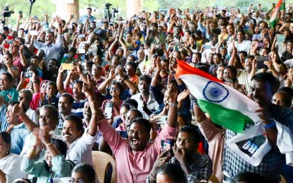 चेन्नई में आतिशबाजी, मिठाई बांटी, जश्न का माहौल