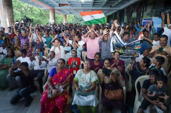 चेन्नई में आतिशबाजी, मिठाई बांटी, जश्न का माहौल